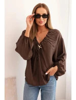 Dámská blůza s viskózou s nařaseným výstřihem a ozdobou hnědá Dámská blůza s viskózou s nařaseným výstřihem a ozdobou hnědá