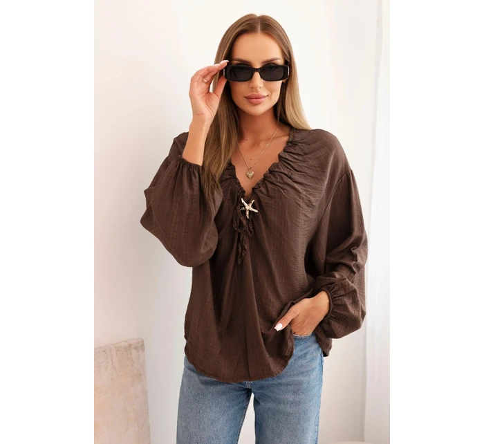 Dámská blůza s viskózou s nařaseným výstřihem a ozdobou hnědá Dámská blůza s viskózou s nařaseným výstřihem a ozdobou hnědá