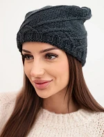 Dámská zimní čepice s ozdobným pletením a klasickým střihem K372 grafitová