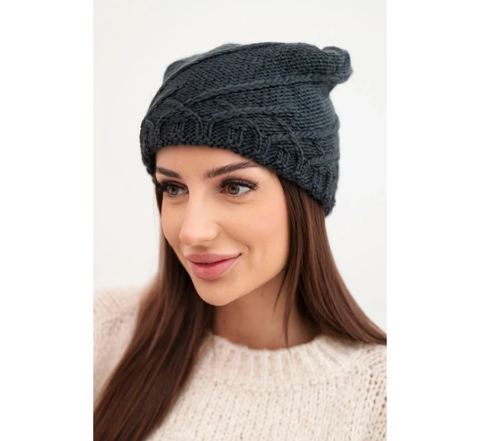 Dámská zimní čepice s ozdobným pletením a střihem grafitová model 21878053 - K-Fashion