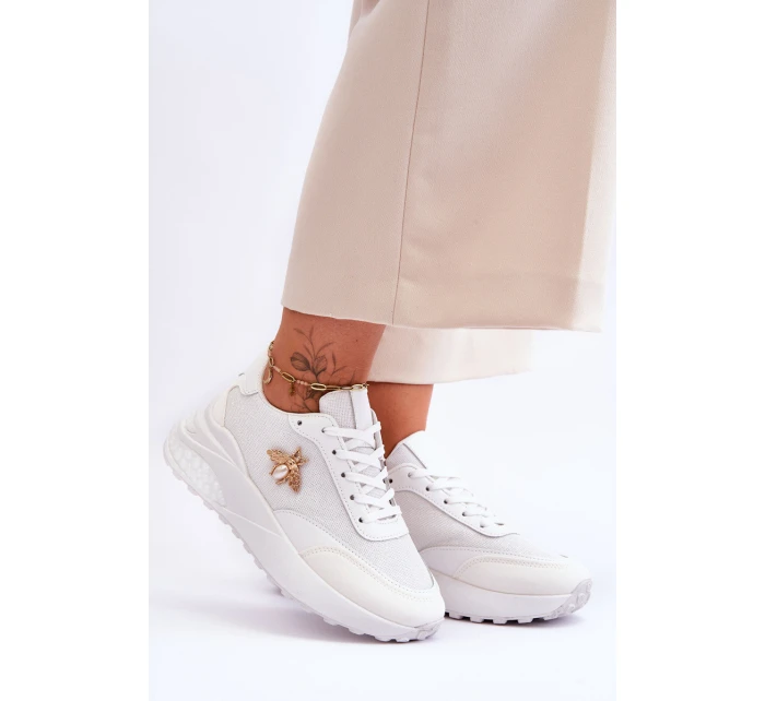 Lesklá sportovní obuv s zdobením Bíle model 21620621 - Boto Lesklá sportovní obuv s zdobením Bíle model 21620621 - Boto