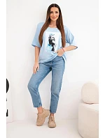 Dámská bavlněná oversize halenka s krátkým rukávem a módním potiskem modrá Dámská bavlněná oversize halenka s krátkým rukávem a módním potiskem modrá