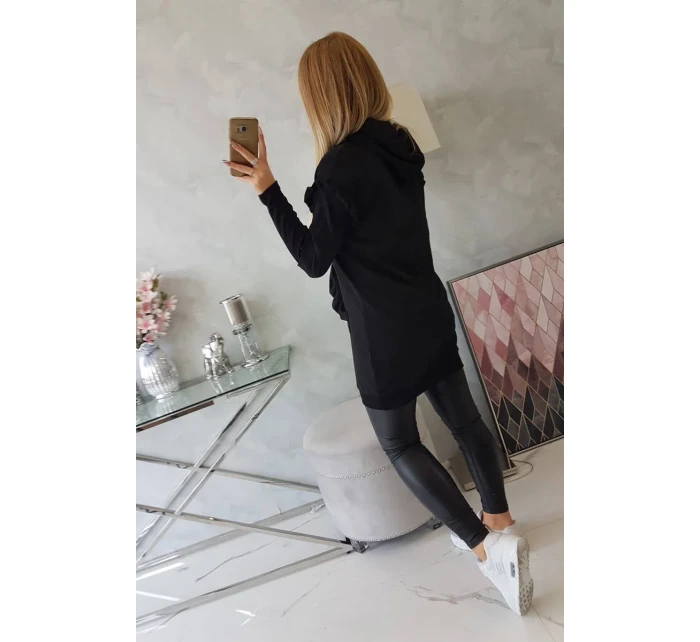 Šaty s ozdobnými volánky a kapucí černé barvy Šaty s ozdobnými volánky a kapucí černé barvy