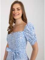 Bílé a modré letní šaty s krátkým rukávem