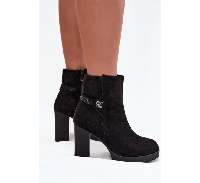 Zateplené dámské kotníkové boty na podpatku s ozdobnou páskou černé model 21707403 - Boto Zateplené dámské kotníkové boty na podpatku s ozdobnou páskou černé model 21707403 - Boto