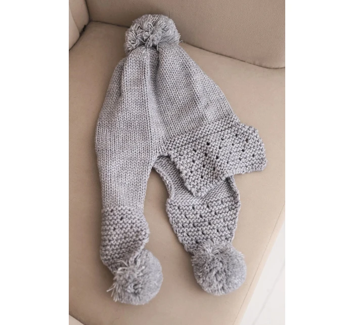 Dámská zimní čepice s vlnou, kšiltem a bambulemi K475 světle šedá Dámská zimní čepice s vlnou, kšiltem a bambulemi K475 světle šedá