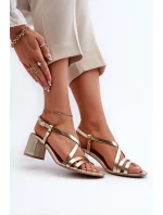Sametové sandály na nízkém podpatku model 21661305 Zlaté - Maciejka