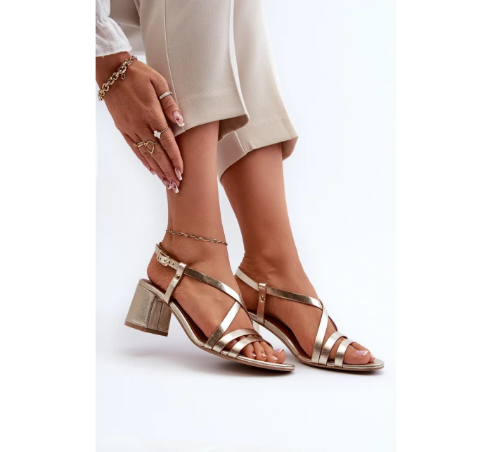 Sametové sandály na nízkém podpatku model 21661305 Zlaté - Maciejka