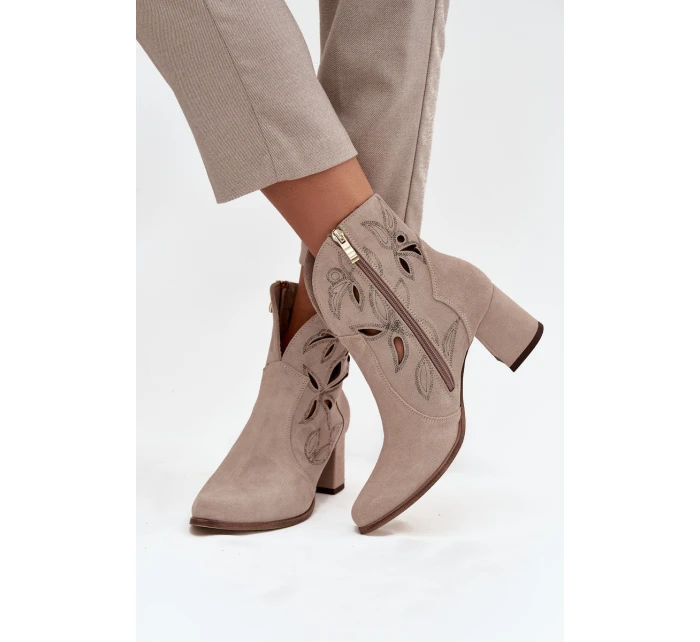 Semišové perforované dámské kotníčkové boty na podpatku Zazoo 3647 Cappuccino