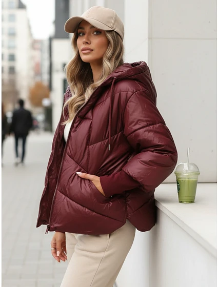 Krótka kurtka damska pikowana z kapturem bordowy model 22350568 - FashionStreet Krótka kurtka damska pikowana z kapturem bordowy model 22350568 - FashionStreet