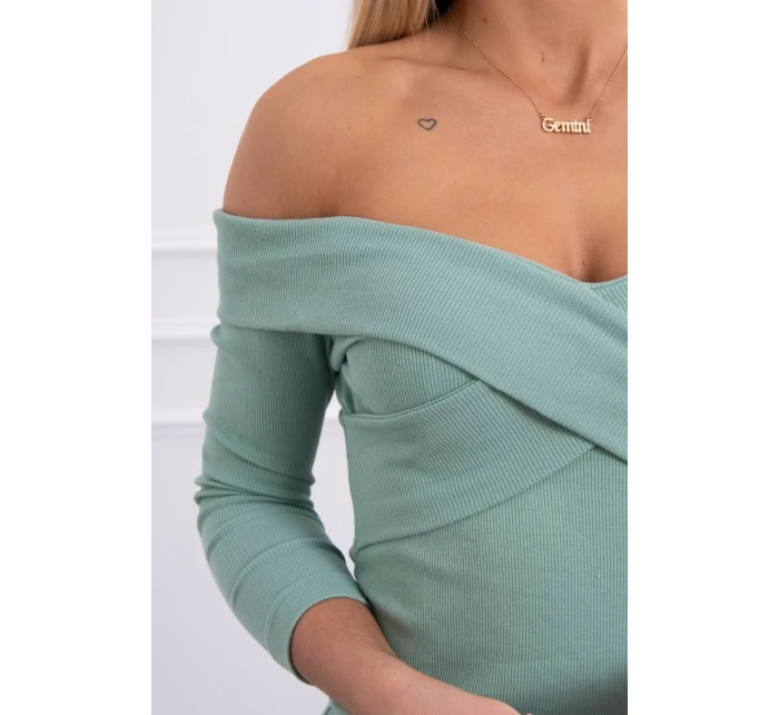 Přiléhavé šaty s výstřihem do V tmavě mátové barvy