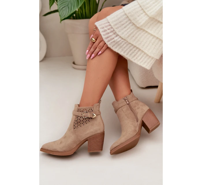 Dámské perforované kotníkové boty na podpatku s vzorem a zlatým přezkou Béžové model 22009808 - Boto