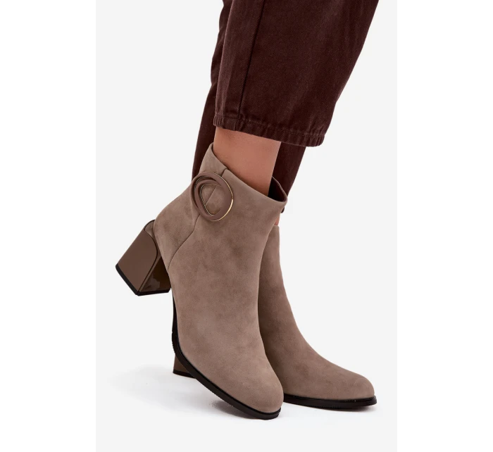 Semišové boty na podpatku s s ozdobným detailem  Béžové model 21714151 - Artiker