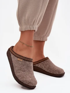 pantofle s výšivkou  tmavě béžové model 21714608 - Inblu