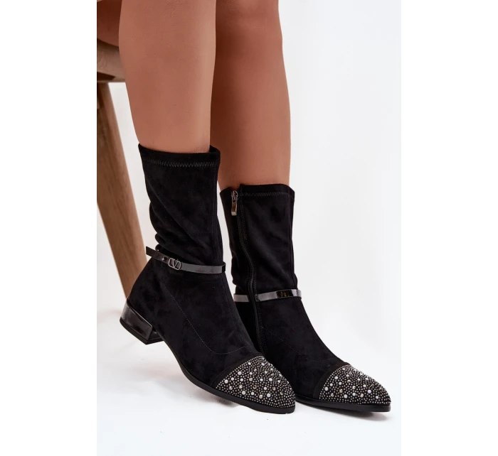 Dámské boty na nízkém podpatku se zdobením a páskem D&A – černé