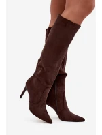 Zateplené dámské kozačky na jehlovém podpatku z eko semiše čokoládové model 21728457 - Boto Zateplené dámské kozačky na jehlovém podpatku z eko semiše čokoládové model 21728457 - Boto