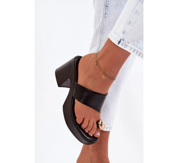 Dámské sandály na sloupkovém podpatku se zlatým detailem Černé model 22037700 - Boto