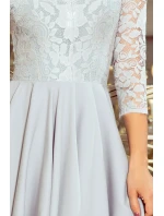 Šedé dámské šaty s krajkovým výstřihem a delším zadním dílem model 7194612 Šedé dámské šaty s krajkovým výstřihem a delším zadním dílem model 7194612