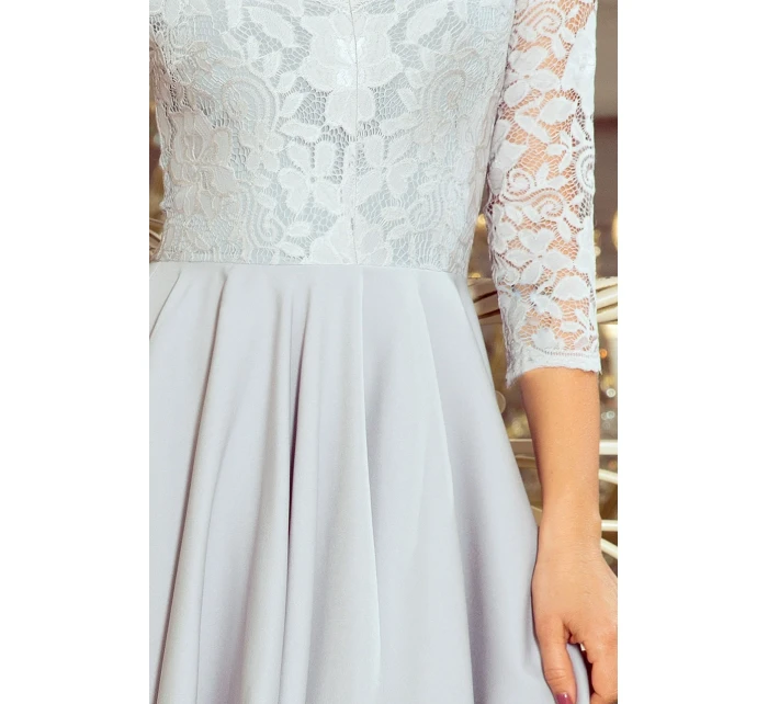 Šedé dámské šaty s krajkovým výstřihem a delším zadním dílem model 7194612 Šedé dámské šaty s krajkovým výstřihem a delším zadním dílem model 7194612