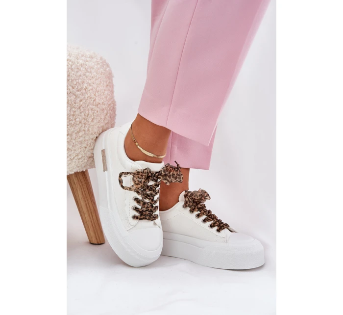 Dámské tenisky na masivní platformě s ozdobným šněrováním bílé model 21689278 - Boto