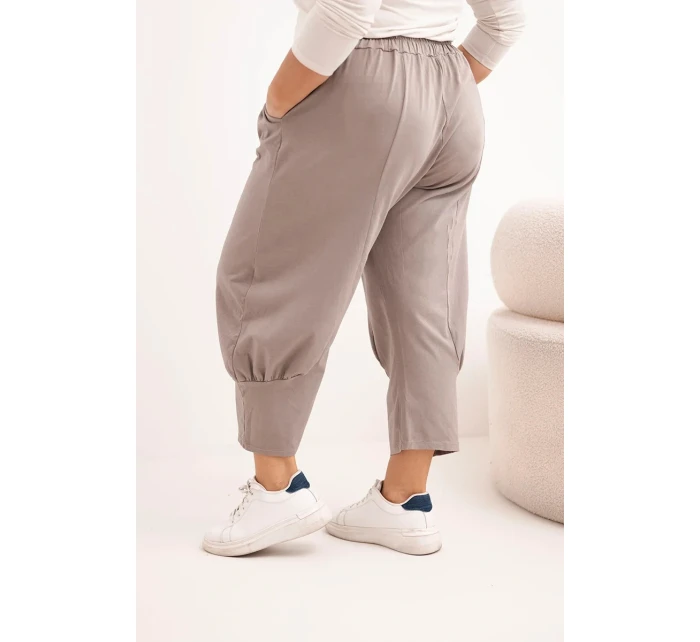 Dámské kalhoty Plus Size s nízkým model 21924475 a gumou v pase fango - K-Fashion