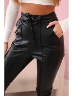 Dámské kalhoty z eko kůže s vázáním a rozparkem na nohavici černé Dámské kalhoty z eko kůže s vázáním a rozparkem na nohavici černé