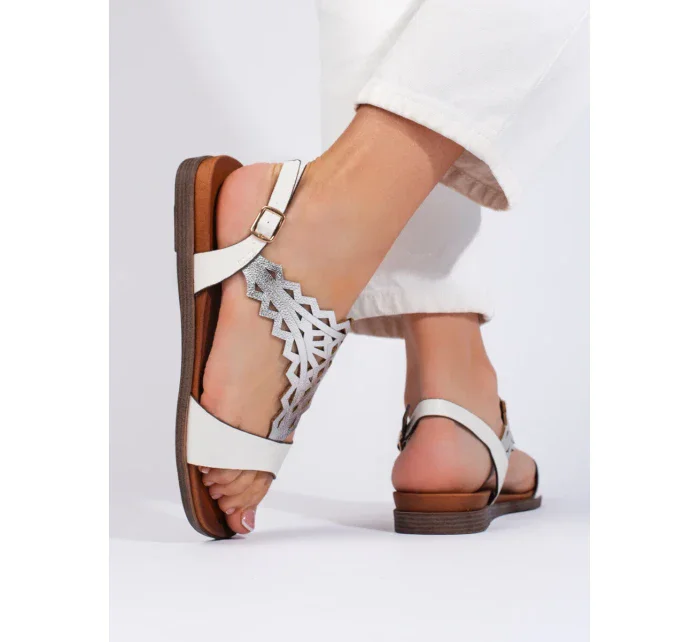 Praktické dámské bílé  sandály na plochém podpatku