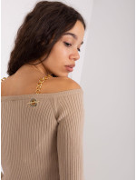 Béžový svetr s otevřenými rameny a řetízky
