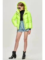 Krátká dámská zimní bunda v neonově žluté barvě s kapucí model 21242657 - Ann Gissy