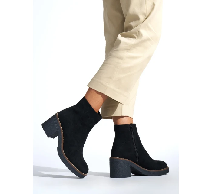 Originální černé dámské kotníčkové boty na širokém podpatku Originální černé dámské kotníčkové boty na širokém podpatku