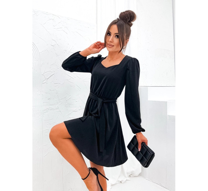 Elegantní černé šaty s rozšířenou spodní částí (8249)