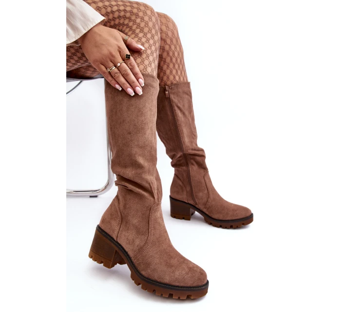 Dámské koleno vysoké kozačky na nízkém podpatku hnědé model 21637892 - Boto