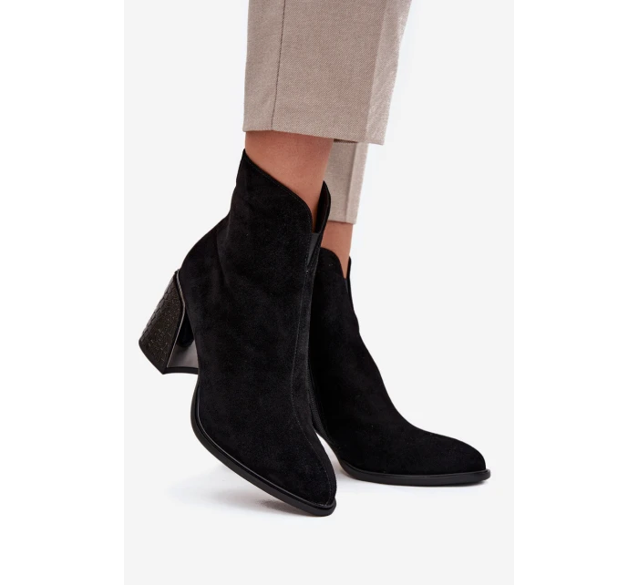 Semišové dámské kotníkové boty na podpatku s rytím zateplené Vinceza 66801 černé