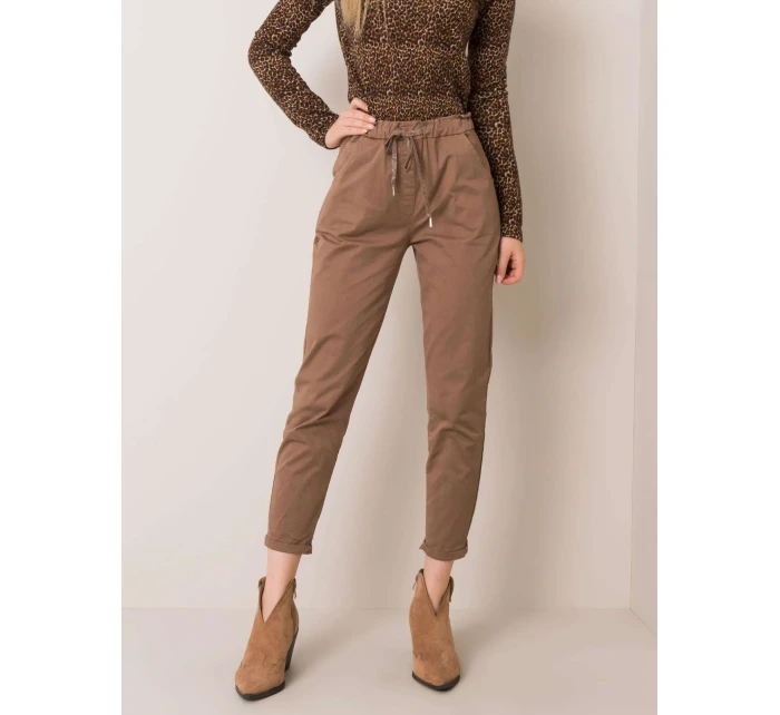 Kalhoty DHJ SP model 20912911 hnědé - FPrice Kalhoty DHJ SP model 20912911 hnědé - FPrice