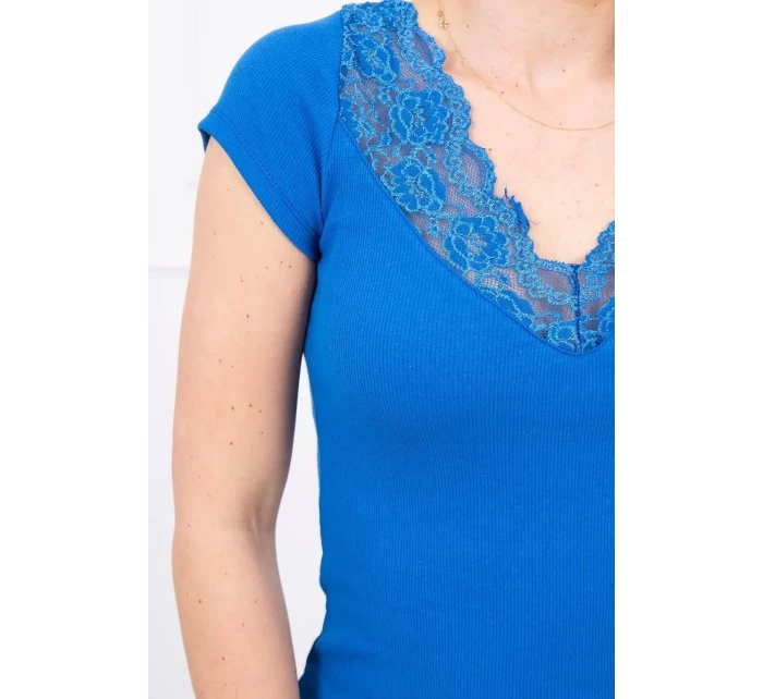 Halenka s krajkovým výstřihem chrpově modrá