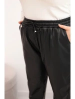 Dámské kalhoty Plus Size z eko kůže s vysokým pasem a gumou v pase černé Dámské kalhoty Plus Size z eko kůže s vysokým pasem a gumou v pase černé