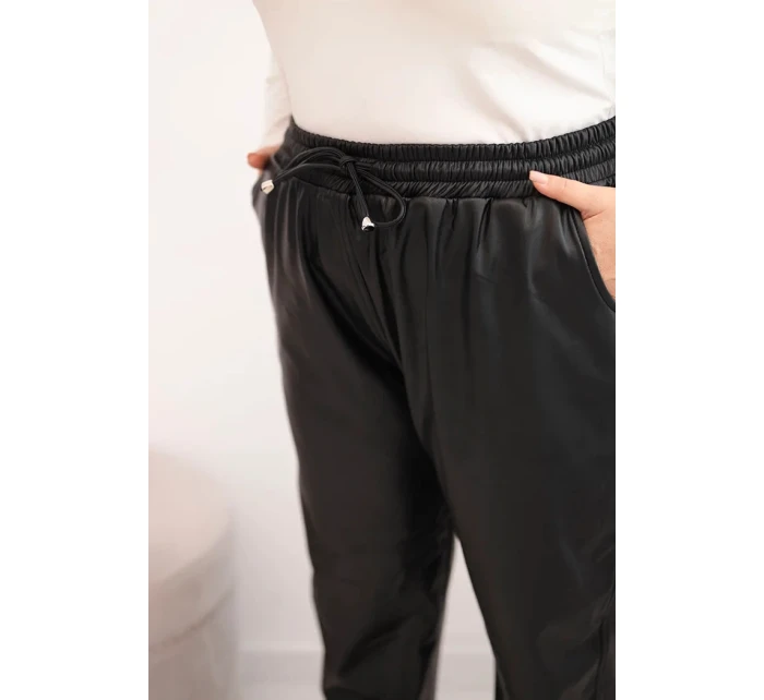 Dámské kalhoty Plus Size z eko kůže s vysokým pasem a gumou v pase černé Dámské kalhoty Plus Size z eko kůže s vysokým pasem a gumou v pase černé