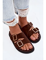 Dámské pantofle z imitace semiše s zlatými přezkami čokoládové model 22102893 - Boto Dámské pantofle z imitace semiše s zlatými přezkami čokoládové model 22102893 - Boto