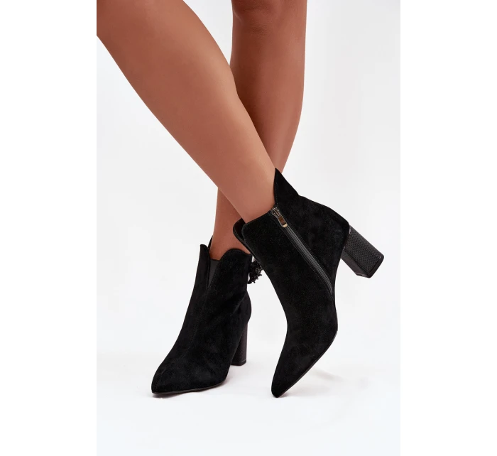 Semišové dámské boty na podpatku s ozdobou D&A CR52-686 Černé