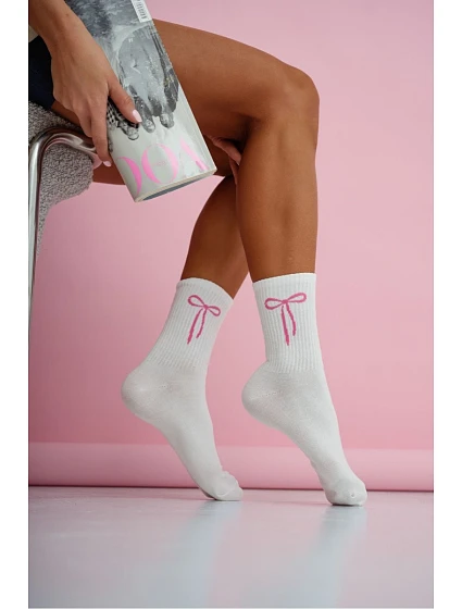 Dámské ponožky bílé s pruhy a růžovou mašlí Dámské ponožky bílé s pruhy a růžovou mašlí