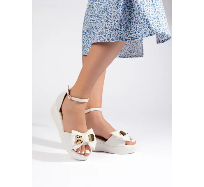 Luxusní bílé dámské  sandály na klínku
