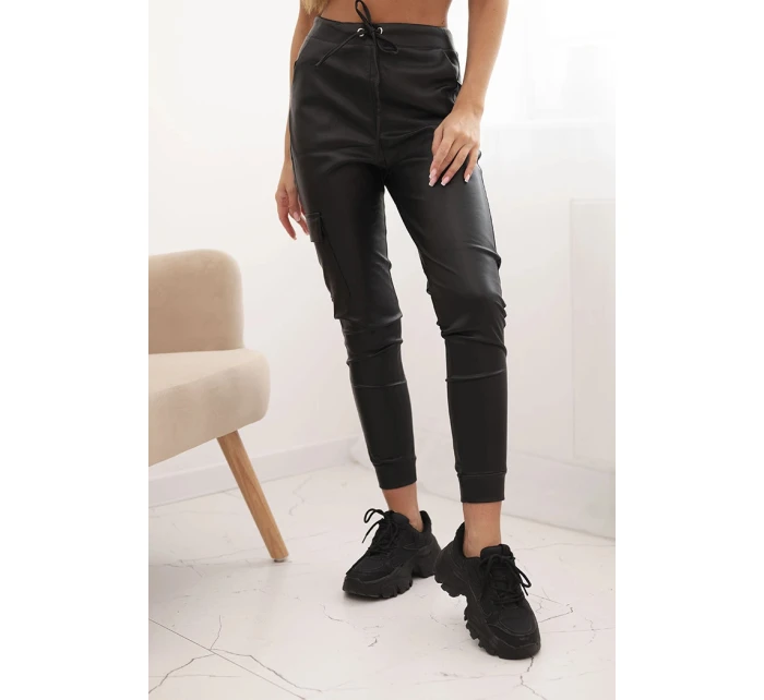 Dámské kalhoty z ekokůže s kapsami a vázáním v pase černé