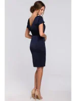model 18002513 Pouzdrové šaty s kapucí a zády tmavě modré - Makover