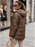 Kurtka damska przejściowa pikowana z kapturem brązowa model 22342176 - FashionStreet Kurtka damska przejściowa pikowana z kapturem brązowa model 22342176 - FashionStreet