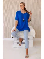 Oversized halenka s přívěskem chrpově modrá Oversized halenka s přívěskem chrpově modrá