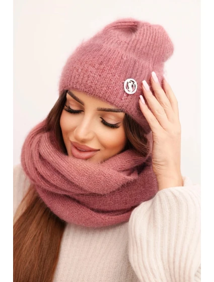 Dámská souprava s čepicí a šálou z měkké pleteniny tmavě pudrově růžová Dámská souprava s čepicí a šálou z měkké pleteniny tmavě pudrově růžová