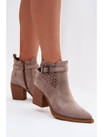 Dámské perforované kotníkové boty na podpatku s vzorem a zlatým sponou tmavě béžové model 22009815 - Boto