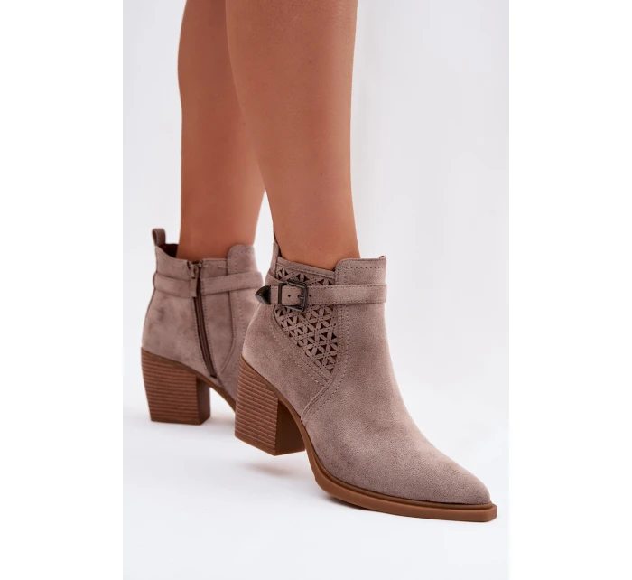 Dámské perforované kotníkové boty na podpatku s vzorem a zlatým sponou tmavě béžové model 22009815 - Boto
