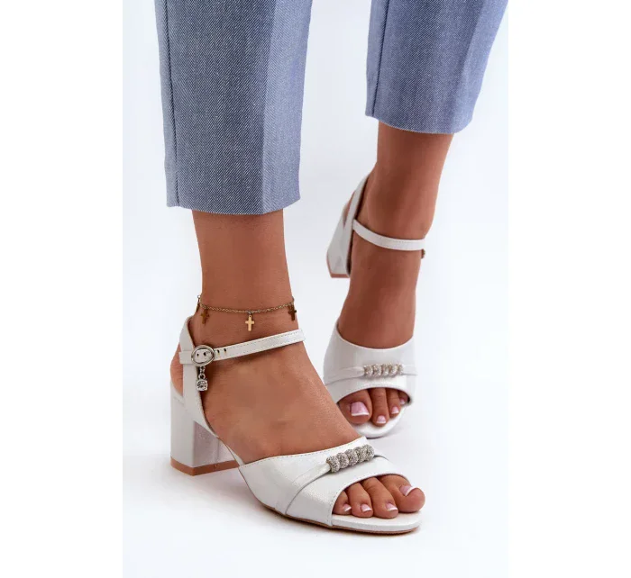 Dámské sandály z eko kůže na vysokém podpatku se stříbrnými ozdobami Narhi Dámské sandály z eko kůže na vysokém podpatku se stříbrnými ozdobami Narhi