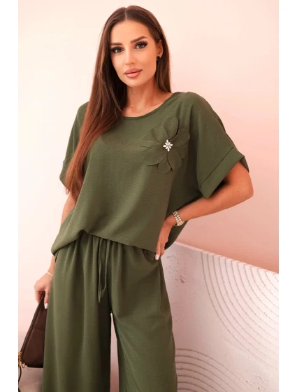 Dámský komplet z viskózy s ozdobným květem a širokými kalhotami - khaki Dámský komplet z viskózy s ozdobným květem a širokými kalhotami - khaki